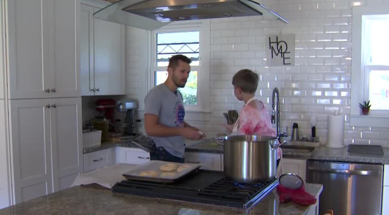 Tennessee man turns bagel making into a job