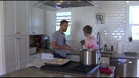 Tennessee man turns bagel making into a job