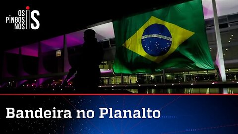 Bandeira do Brasil é estendida no Palácio do Planalto, Brasília