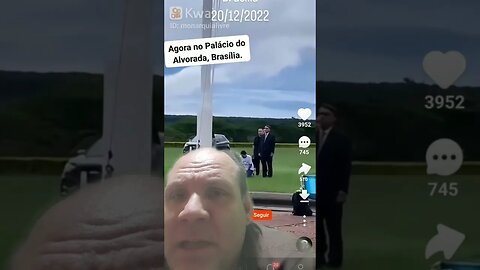 Michelle Bolsonaro Ajoelha na Grama e reza pelo povo brasileiro