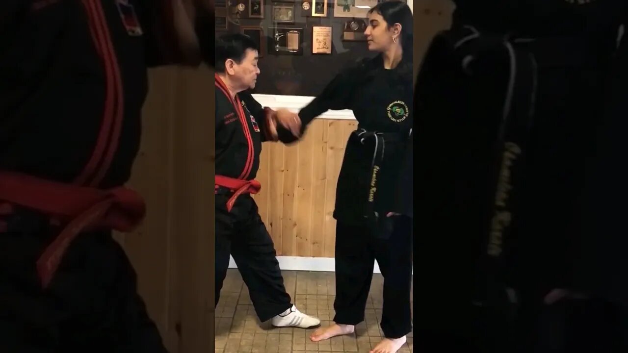 One Step Self Defense/Hand Grab 😱😳🥋#martialarts #capoeira #karate #ytshorts #youtubeshorts #viral