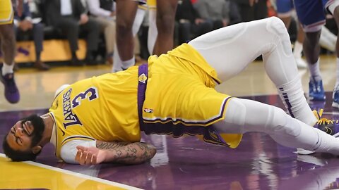 ANTHONY DAVIS SCARY FALL AGAINST LAKERS