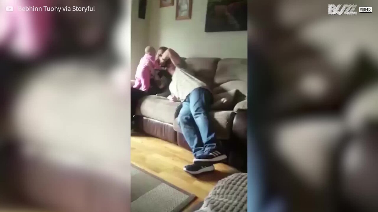 Nonno spaventato a morte dalla bambola che cade!