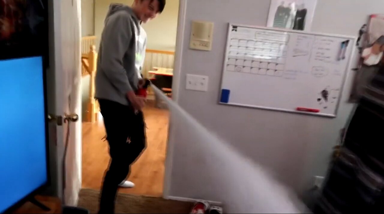 FIRE EXTINGUISHER PRANK ON BEST FRIEND!