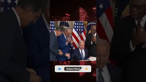 Biden Drops His Pen Off 🖊