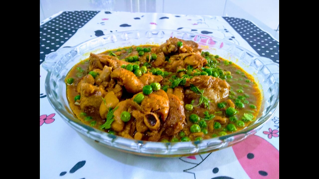 THIGH AND DRUM STRAW WITH PEAS