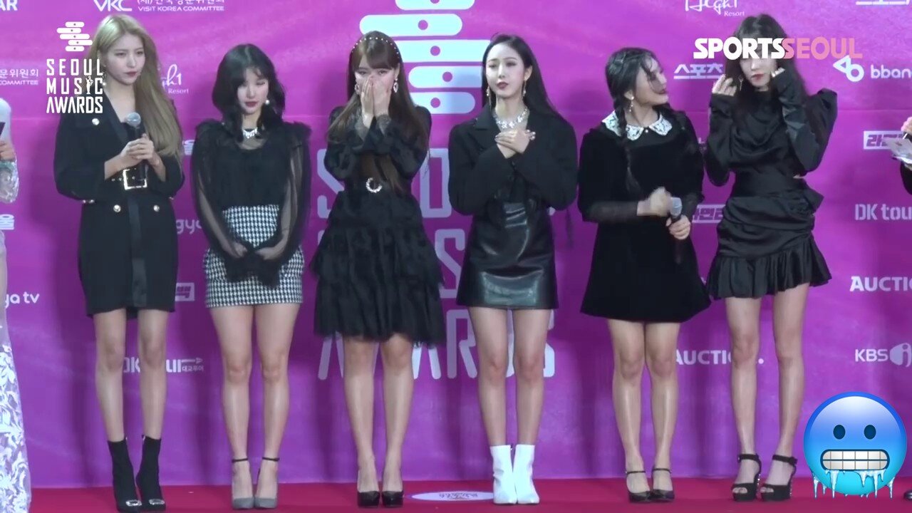 Shivering Cold | Girl (event hosts) | GFRIEN (여자친구, 제28회 서울가요대상 레드카펫 ) | K-pop | Red carpet cold