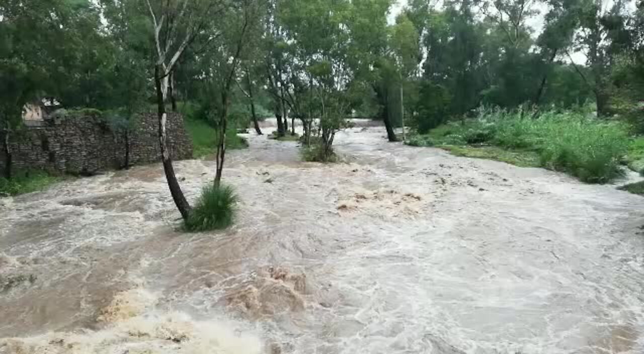 Rain causes flash flooding in Johannesburg (Qhf)