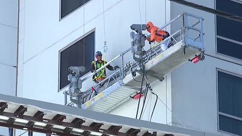 Window washers at Palms hotel-casino rescued