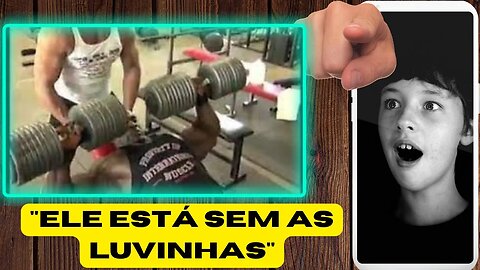 Ronnie Coleman fazendo supino com halteres de 200lb cerca de 90,7Kg.