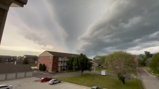 Mind-blowing "shelf cloud" seen approaching South Ames