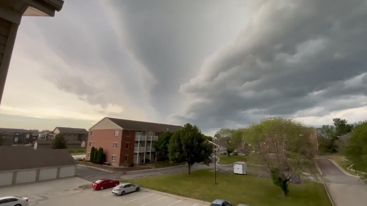 Mind-blowing "shelf cloud" seen approaching South Ames