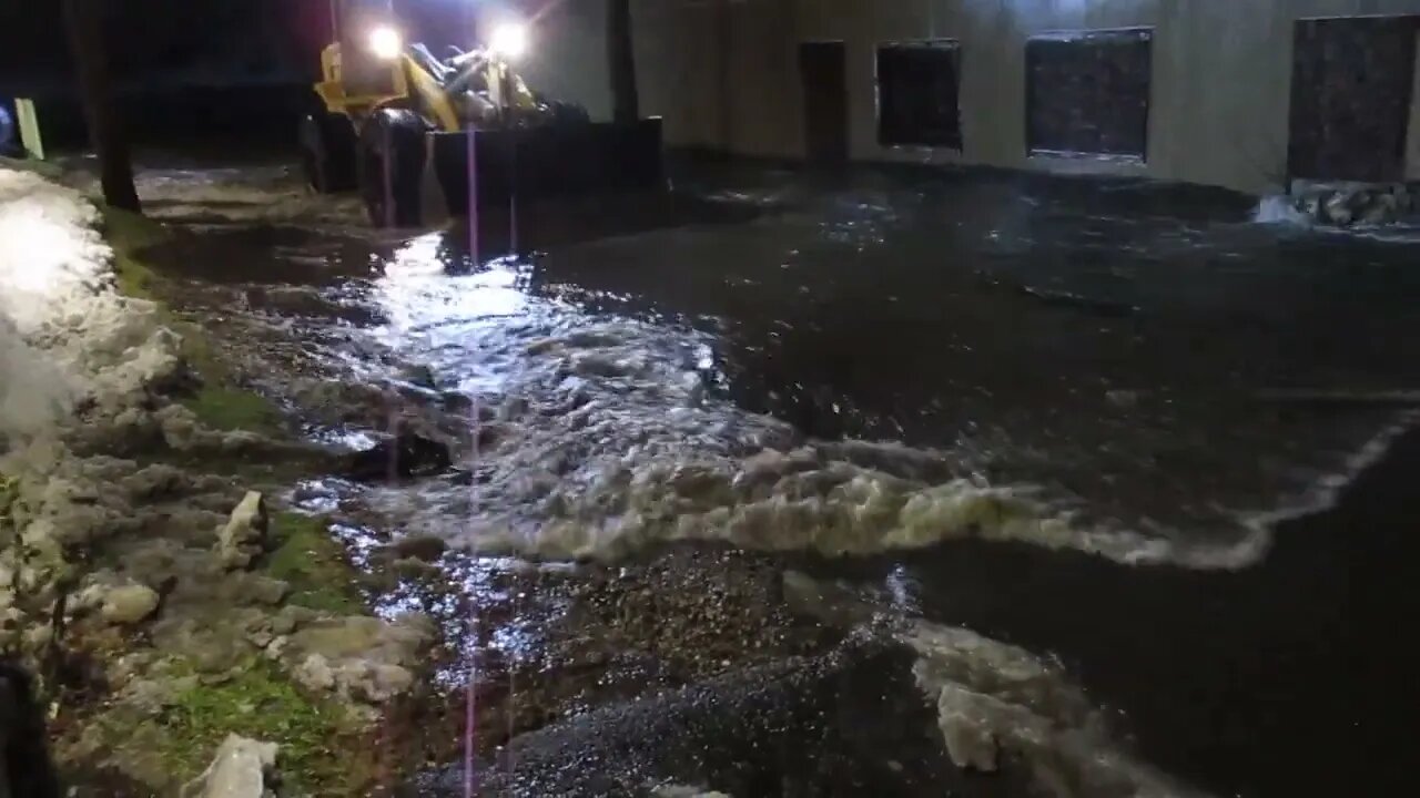 2022-12-23 - WATER BEING MOVED BEHIND BERLIN MARKETPLACE