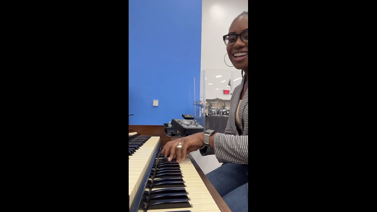 Carma Reese on organ - Church Hymn #PlayItGirl 🎹🎶🎵