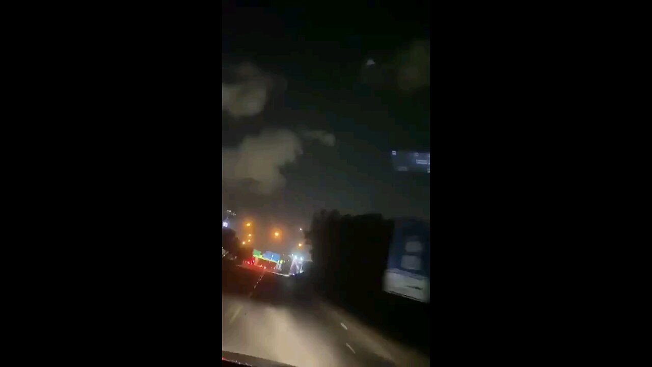 🚨 First close up footage of a ballistic Missile impact in Israel.