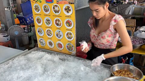 Amazing seafood prepared by thai lady chef - Street food