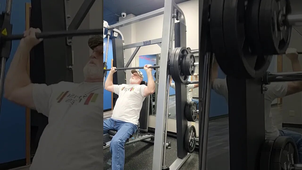 265lbs Shoulders press Smith Machine Monday, Crazy 🤪 old man,