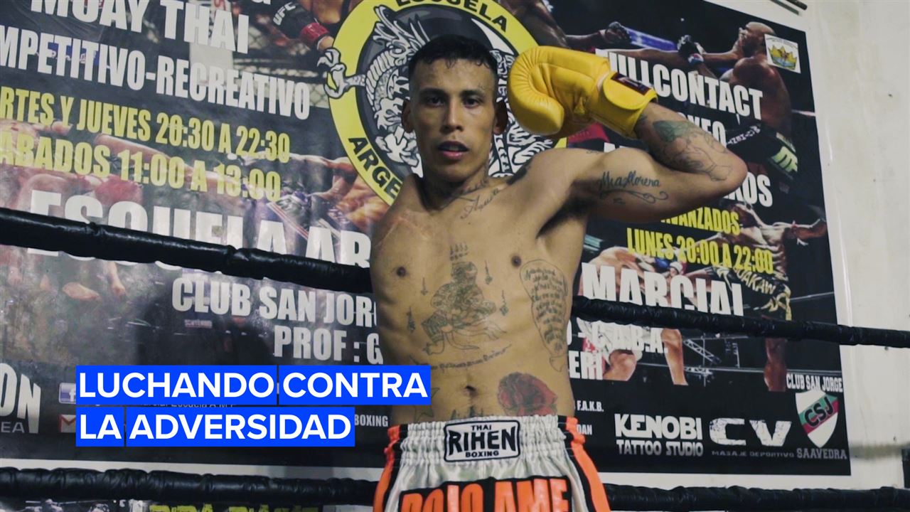 Rompiendo barreras: El luchador de Muay Thai con un brazo