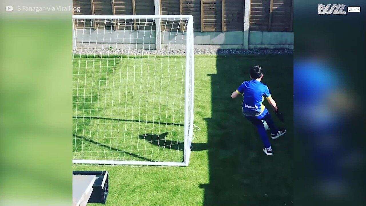 Plus de match de football? Cet enfant a trouvé la parade