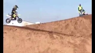 Estas crianças têm talento inacreditável em motocross
