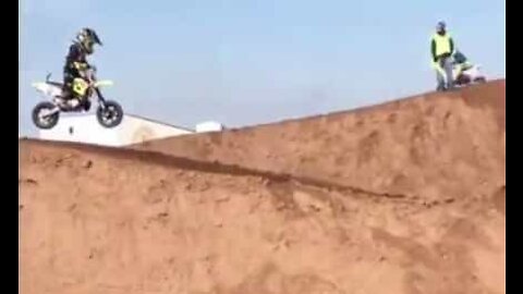 Estas crianças têm talento inacreditável em motocross