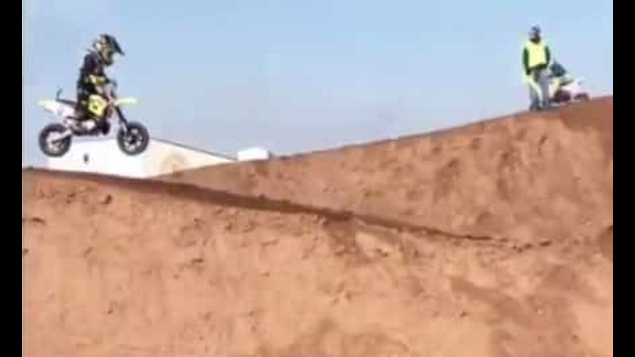 Estas crianças têm talento inacreditável em motocross