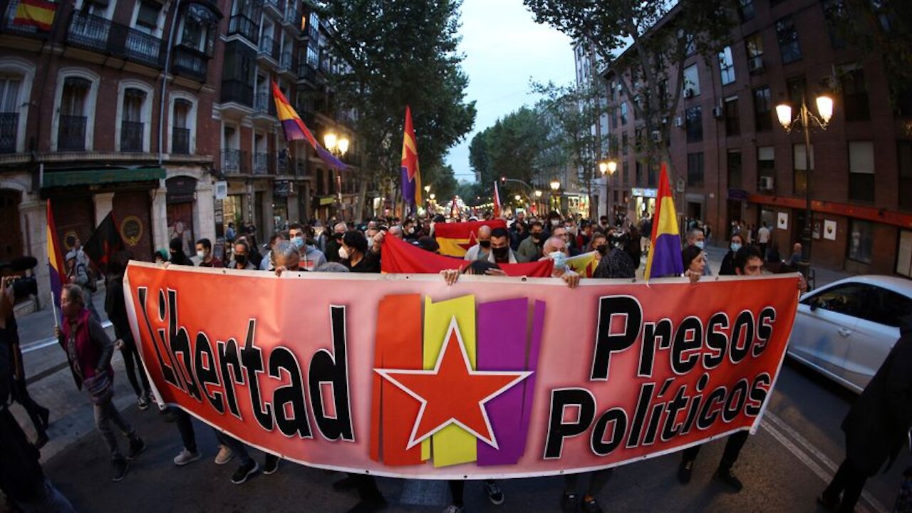 Un centenar de ultraizquierdistas protestan en Madrid escondiendo banderas separatistas del Procés