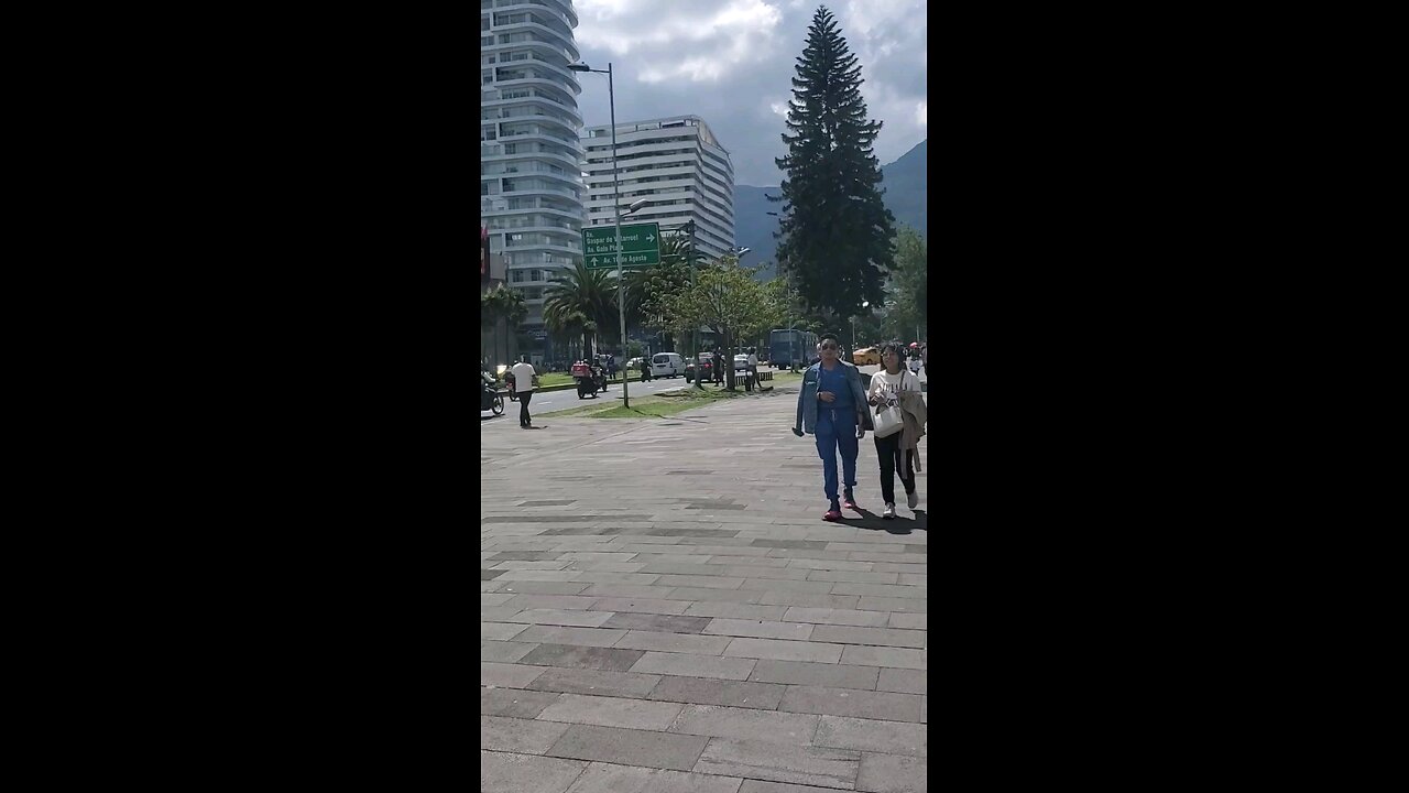 Walking around by Parque la Carolina Quito Ecuador 🇪🇨