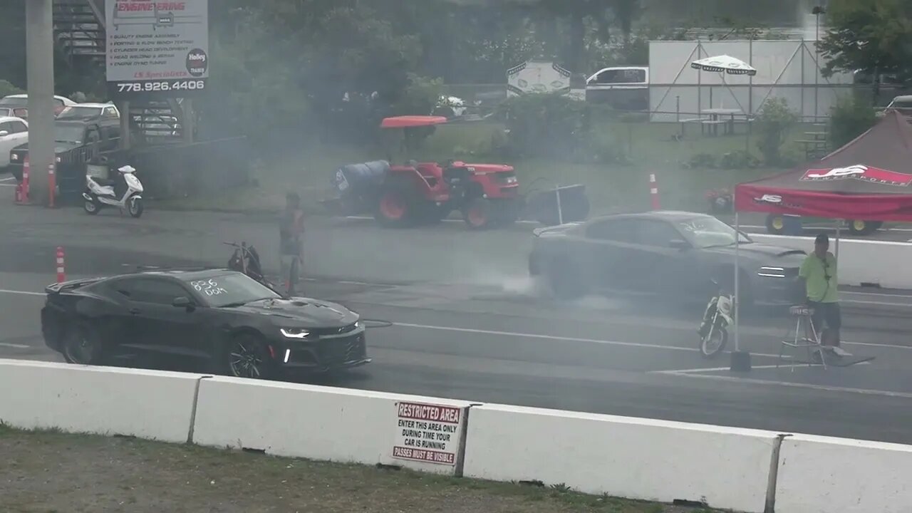 Hellcat vs ZL1 Camaro - drag racing-1