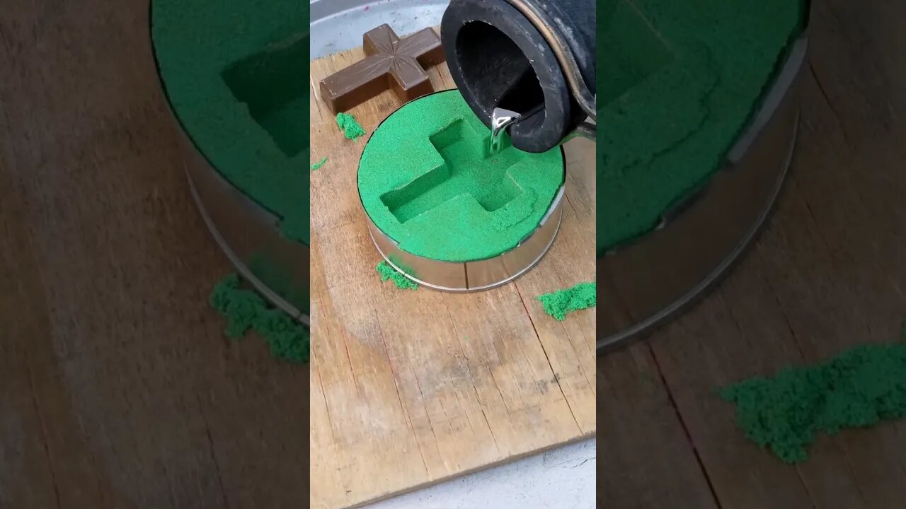 Pouring Liquid Metal on Kinetic Sand #shorts #shortsfeed #cool