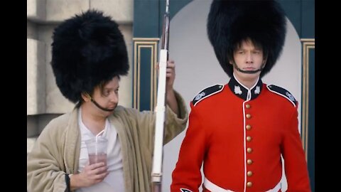 Funny guy makes Royal Guard Laugh at Buckingham Palace