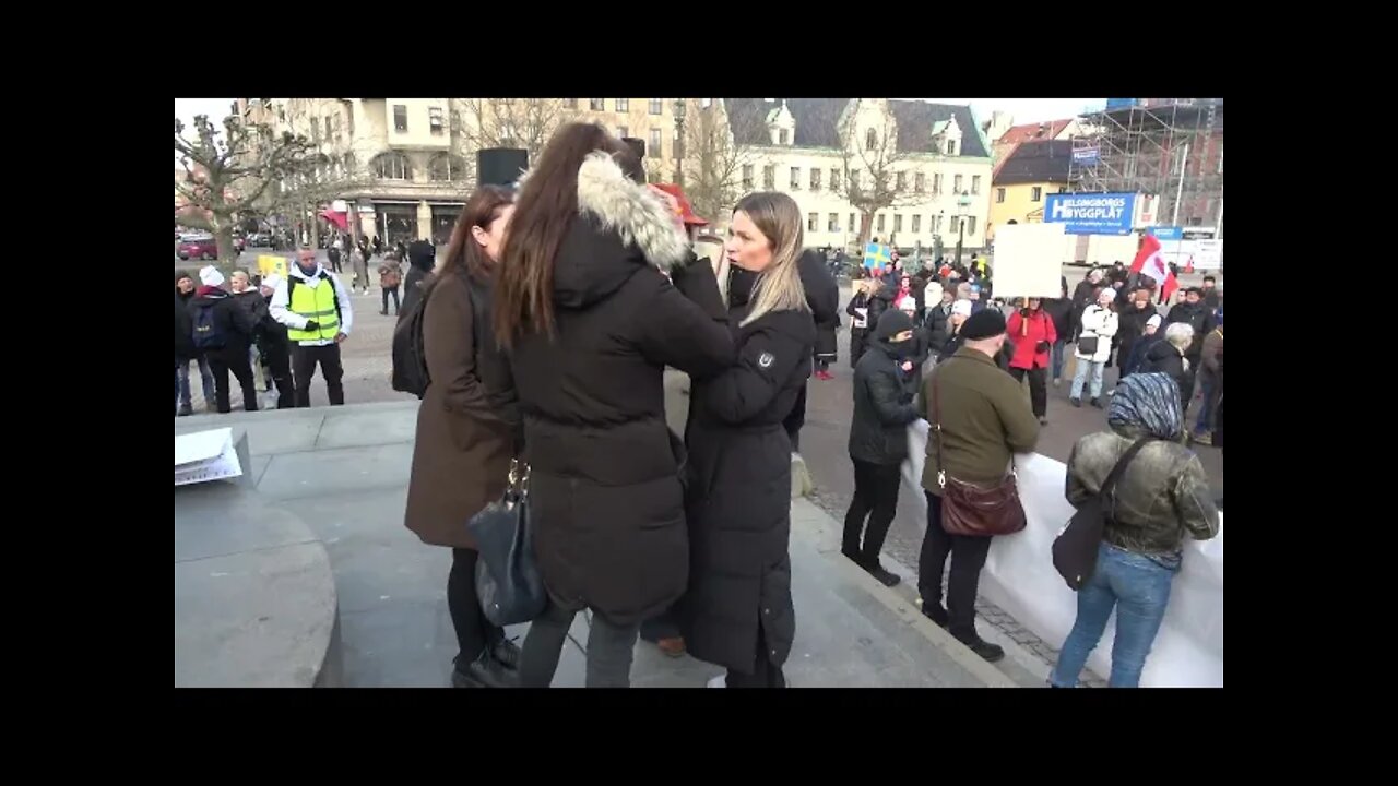 Folk samlas på Stortorget – Frihetsmarschen Malmö 2.0