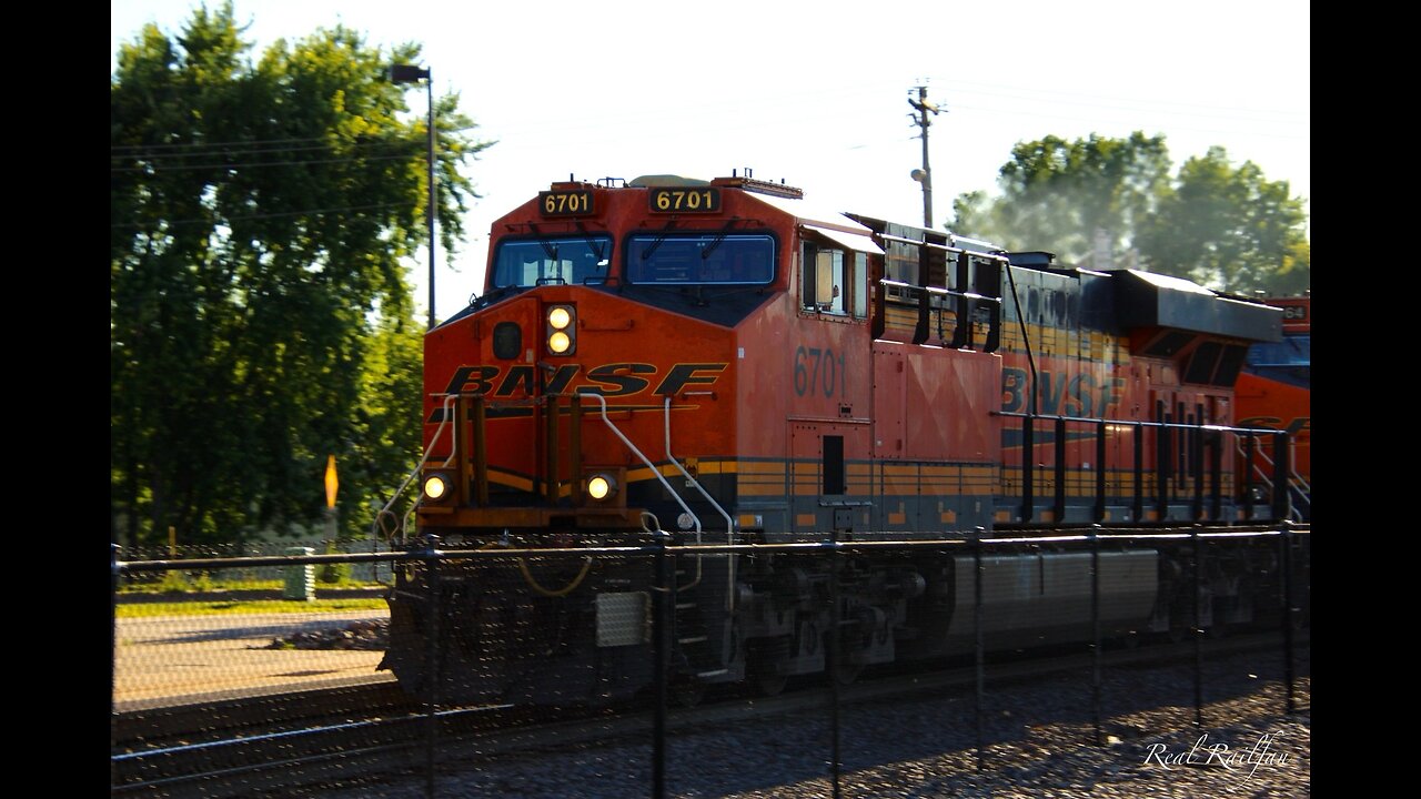 Intermodal Train with BNSF GEVO Elephant Style - Staples Sub