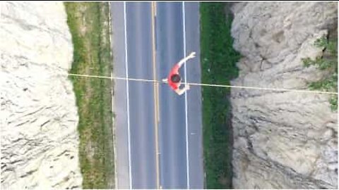 Slå trafikken: Brasilianer slackliner over en gade