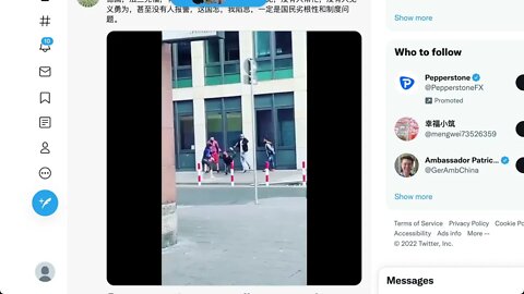 🟨 德國，法蘭克福，有人拍視頻，有人路過視而不見，沒有人幫忙，沒有人見義勇為，甚至沒有人報警，🟨