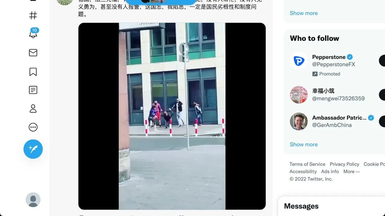 🟨 德國，法蘭克福，有人拍視頻，有人路過視而不見，沒有人幫忙，沒有人見義勇為，甚至沒有人報警，🟨