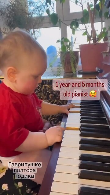 Pianist aged 1 year and 5 months! Pan-demonic baby?