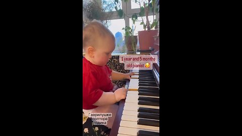 Pianist aged 1 year and 5 months! Pan-demonic baby?