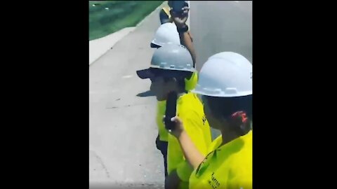 Utility Workers Turn Their Backs on Joe Biden as Motorcade Passes on Highway in Louisiana