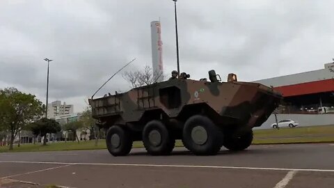 DESFILE DO EQUIPAMENTO DO EXÉRCITO BRASILEIRO NA AVENIDA TANCREDO NEVES EM CASCAVEL PR