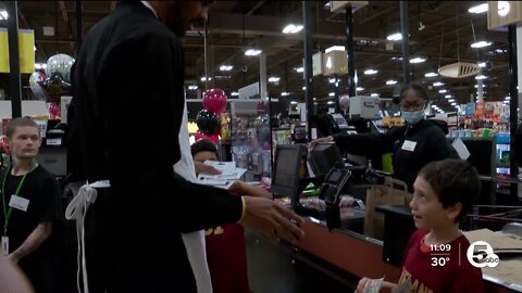 Cavs' Jarrett Allen teaches kids about math while providing Thanksgiving meals