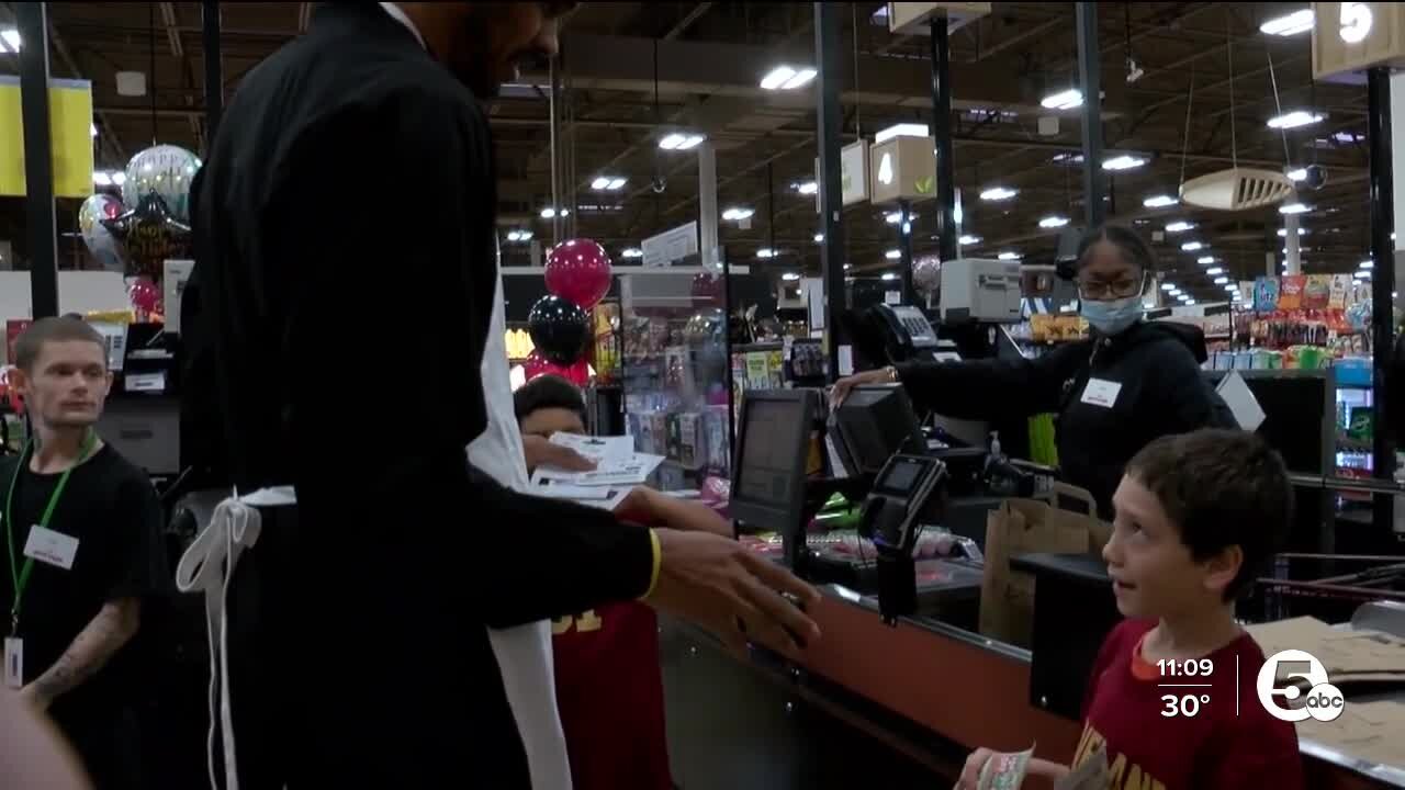 Cavs' Jarrett Allen teaches kids about math while providing Thanksgiving meals