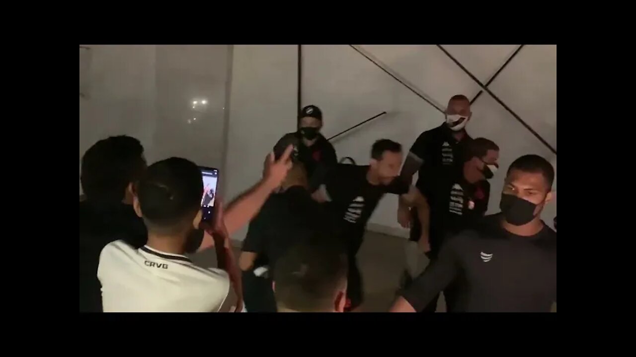 Nenê sendo recebido pela torcida no Maranhão - Vasco x Botafogo