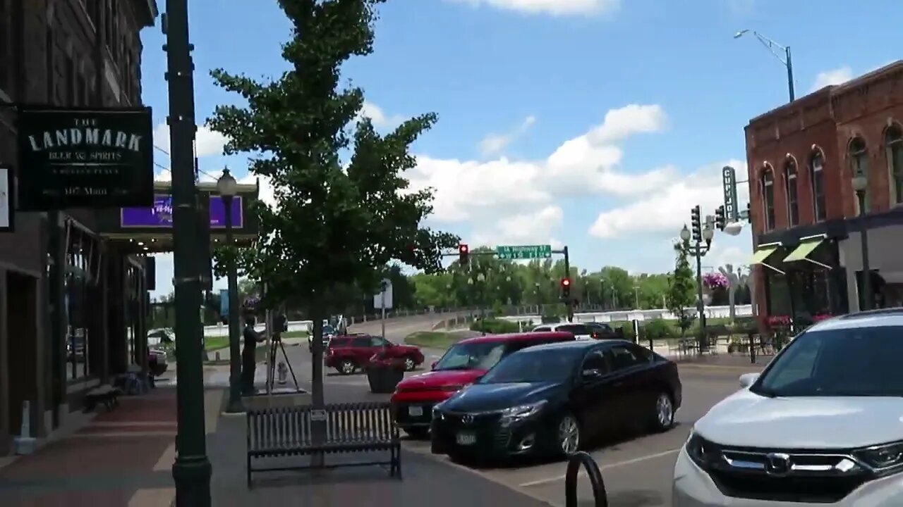 Cedar Falls, Iowa - Walk With Me in my childhood hometown. Down memory lanes!