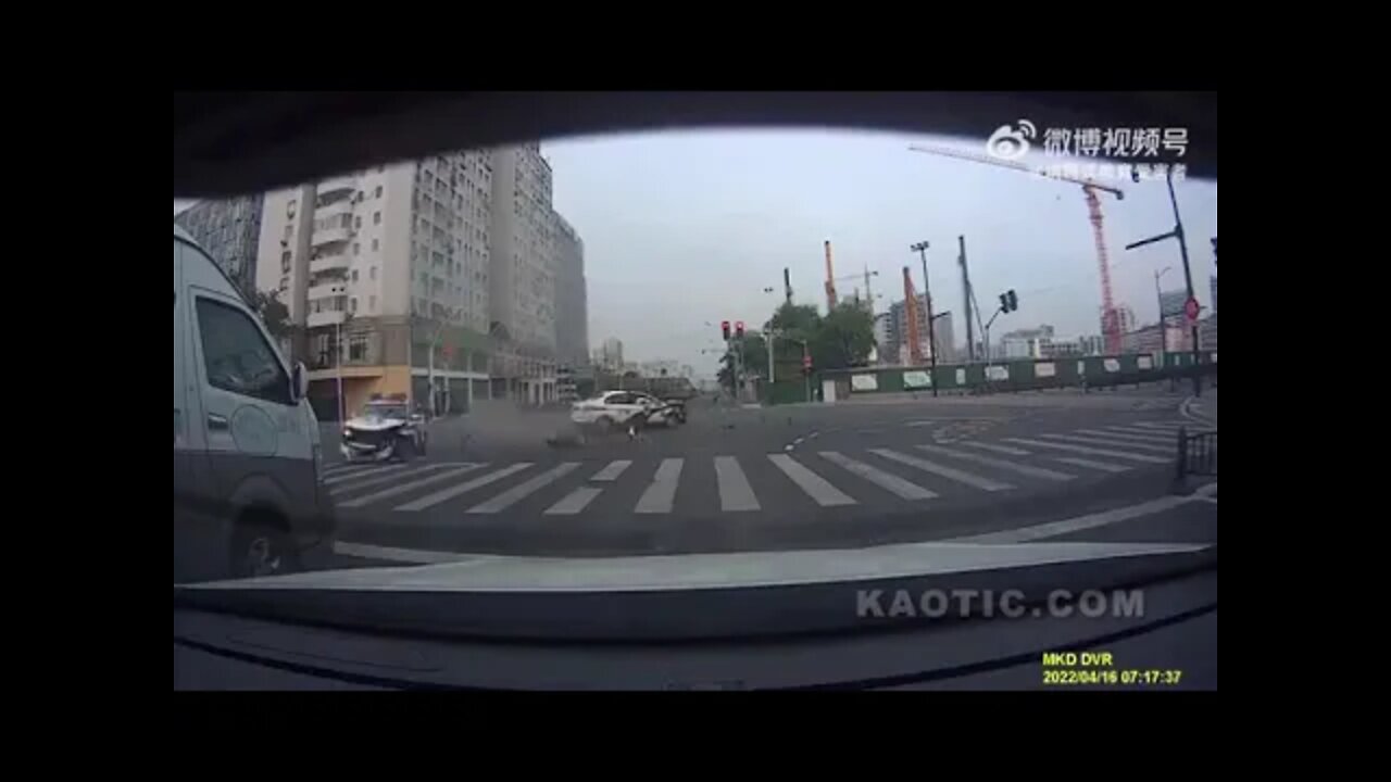 上海两警车在封城期间相撞，雄赳赳气昂昂的闯红灯，没想到撞上自己人。