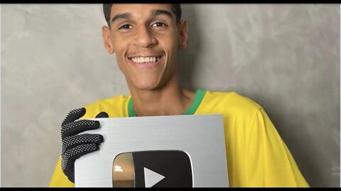 Luva de Pedreiro mostra Placa de 100K do YouTube e fãs ficam enfurecidos