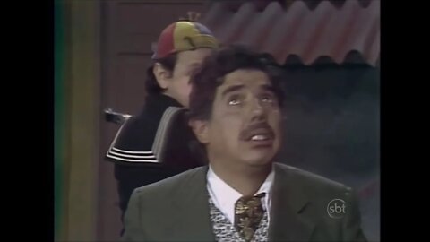 Kiko dá uma martelada na cabeça do Prof. Girafales