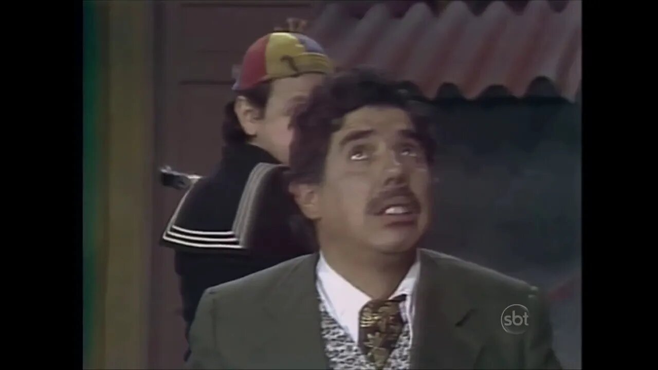 Kiko dá uma martelada na cabeça do Prof. Girafales