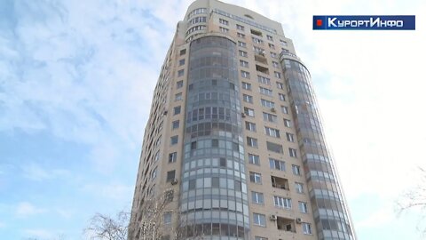 С фасада проблемного здания в Сестрорецке продолжают падать куски кирпичей