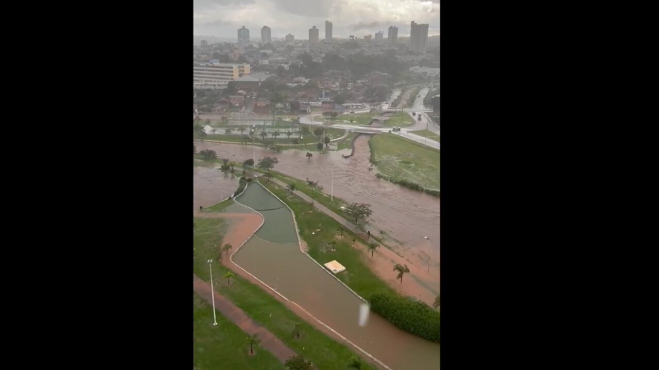 FORTE CHUVA CAUSA ESTRAGOS E ALAGAMENTOS EM RIO VERDE-GO